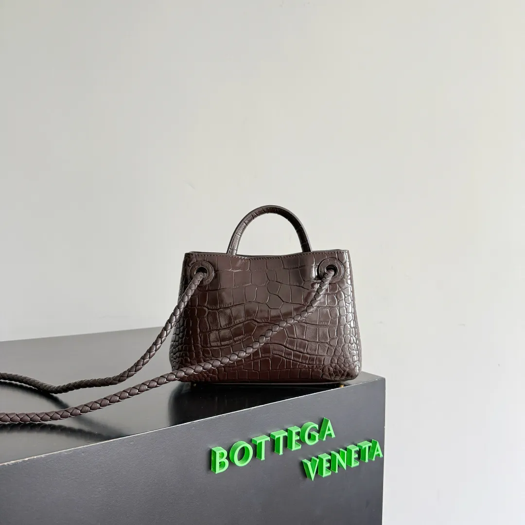Batch 2880 BOTTEGA VENETA crocodile leather mini andiamo is paired with a four-piece oak hardware set, making the entire bag more layered. As a classic model of the BV family, each innovation brings different surprises to fans. There are three ways to carry it with different makeup. Crocodile skin is called the gold in leather and is famous for its top luxury and rarity. During use, the luster of the crocodile skin will not fade or fade with time. No matter how long it is used, it will still remain new. And because each crocodile skin is different, the effect of each crocodile leather bag is different. Style number: 777614+wood hardware Size: 22*15.5*9cm